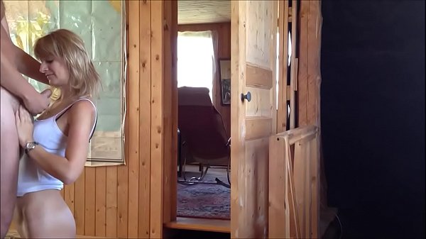 Тощая блондинка раком потрахалась с другом в домашнем порно и позволила кончить на сиськи